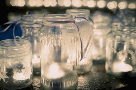Jede Menge Teelichter in Gläsern, lizenzfreies Stockfoto