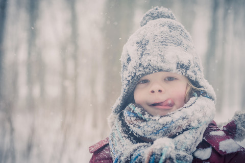 Junge im Schnee, Porträt, lizenzfreies Stockfoto