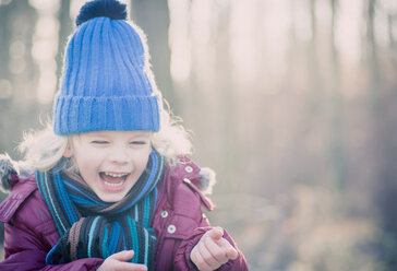 Laughing boy wearing blue woolly hat - MJF000648