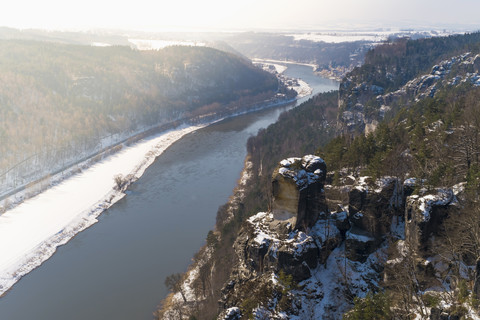 Deutschland, Sachsen, Sächsische Schweiz, Elbe im Winter, lizenzfreies Stockfoto