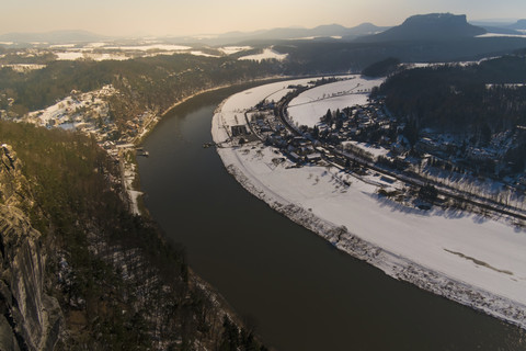 Deutschland, Sachsen, Sächsische Schweiz, Elbe im Winter, lizenzfreies Stockfoto