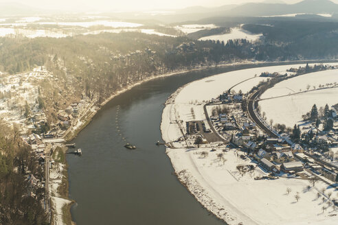 Deutschland, Sachsen, Sächsische Schweiz, Elbe im Winter - MJF000694