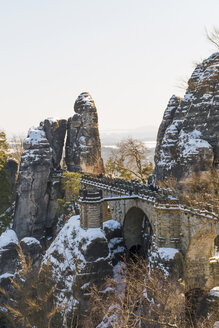 Deutschland, Sachsen, Sächsische Schweiz, Bastei im Winter - MJF000731