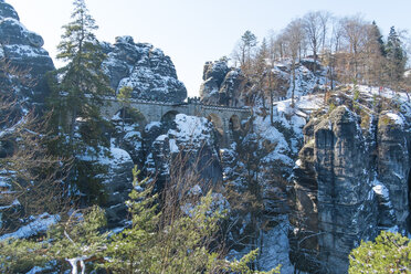 Deutschland, Sachsen, Sächsische Schweiz, Bastei im Winter - MJF000733