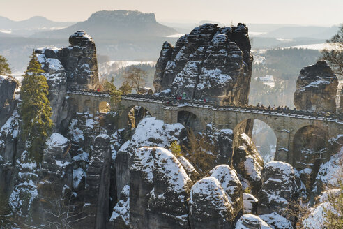 Deutschland, Sachsen, Sächsische Schweiz, Bastei im Winter - MJF000734