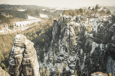 Deutschland, Sachsen, Sächsische Schweiz, Bastei im Winter - MJF000735