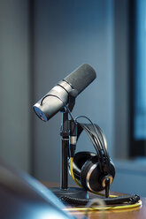 Mikrofon und Kopfhörer in einem Aufnahmestudio - LB000517