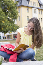 Deutschland, jugendliches Mädchen liest ein Buch - VTF000064