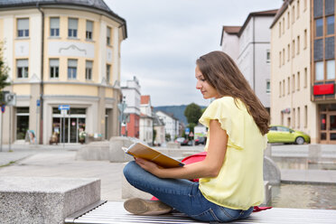 Deutschland, jugendliches Mädchen liest ein Buch - VTF000065