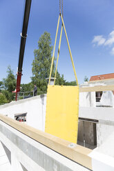 Bau eines Wohnhauses, Montage des Daches - FKF000363