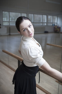 Germany, Bavaria, female ballet dancer at a rehearsal - VTF000070