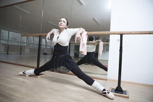 Germany, Bavaria, female ballet dancer at a rehearsal - VTF000067