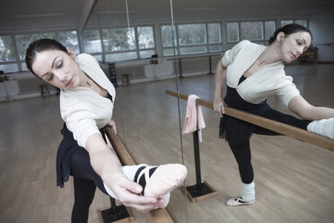 Germany, Bavaria, female ballet dancer at a rehearsal - VTF000069