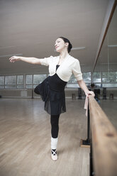 Germany, Bavaria, female ballet dancer at a rehearsal - VTF000071