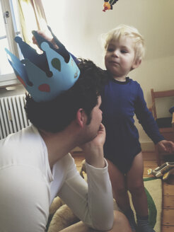 Toddler putting a paper crown on his father?s head, Bonn, NRW, Germany - MFF000794