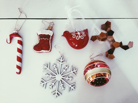 Mischung aus rotem Weihnachtsschmuck auf einem weißen Tisch, Bonn, Deutschland, lizenzfreies Stockfoto