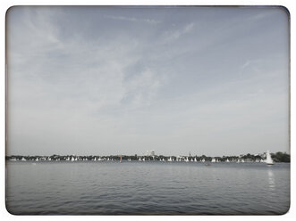 Deutschland, Hamburg, Blick auf die Außenalster - KRPF000147