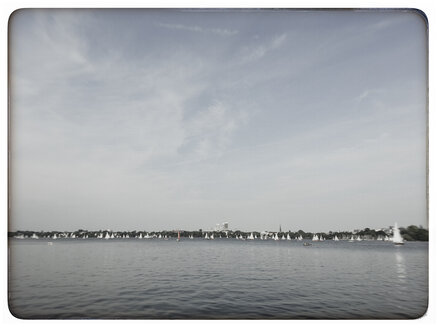 Deutschland, Hamburg, Blick auf die Außenalster - KRPF000147