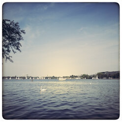 Deutschland, Hamburg, Blick auf die Außenalster - KRPF000149