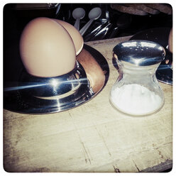 Studio, boiled eggs with salt spreaders - KRPF000187