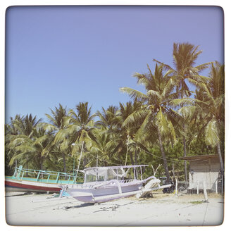 Indonesien, Lombok, Palmen am Strand mit Fischerbooten - KRPF000113