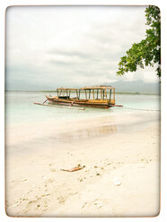 Indonesien, Gili-Inseln, Strand mit traditionellem Fischerboot - KRPF000107