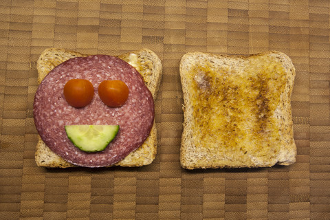 Sandwiches mit Salami, Tomate, Gurke, lächelnd, lizenzfreies Stockfoto