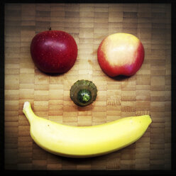 Zwei halbe Äpfel, eine Gurke und eine Banane, lachendes Obst, - ZMF000138