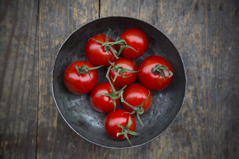 Bowl with cherry tomatoes on wooden table, elevated view - LVF000471