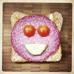 Happy Sandwich: Toast, Salami, Tomate, Gurke. Lächelnd - ZMF000136