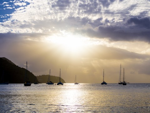 Karibik, Antillen, Kleine Antillen, St. Lucia, Segelyachten bei Sonnenuntergang, lizenzfreies Stockfoto