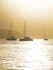 Karibik, Antillen, Kleine Antillen, St. Lucia, Segelyachten bei Sonnenuntergang - AMF001707