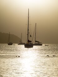 Karibik, Antillen, Kleine Antillen, St. Lucia, Segelyachten bei Sonnenuntergang - AMF001721