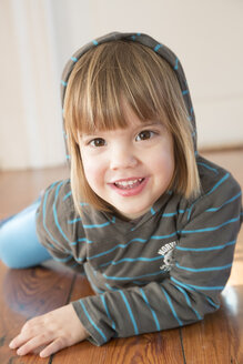 Porträt eines lächelnden kleinen Mädchens mit Kapuzenpulli - LVF000492
