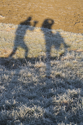 Schatten von zwei Frauen auf gefrorenen Feldern, lizenzfreies Stockfoto