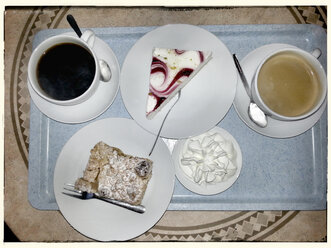 Kaffee und Kuchen auf dem Tablett, Deutschland - CSF020620