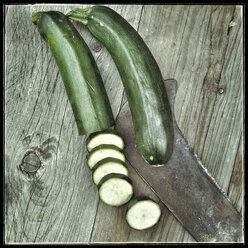 Zucchini, altes Messer, hölzerner Hintergrund, Studio - CSF020659