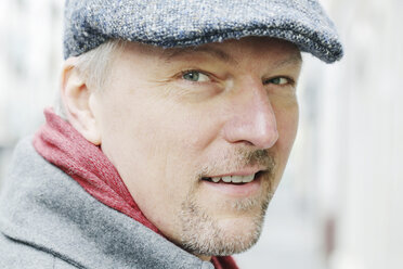 Portrait of smiling man with cap - JATF000609