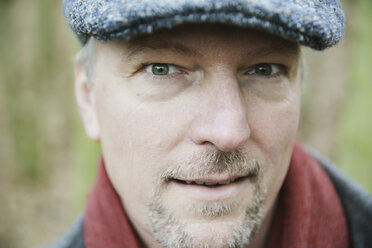 Portrait of man with cap, close-up - JATF000603