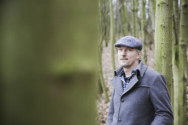 Portrait of man with cap in the wood - JATF000626