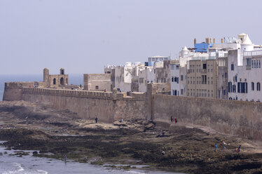 Marokko, Marrakesch-Tensift-El Haouz, Essaouira, Blick auf Medina und Stadtmauer - THAF000010