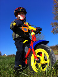 Junge mit Fahrrad, Deutschland, Baden Württemberg, Konstanz - JEDF000109