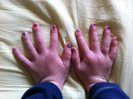 Boy hands with painted fingernails, Germany, Baden-Wuerttemberg, Constance - JEDF000110