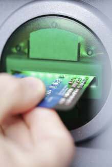 Mann drückt Kreditkarte am Geldautomaten, Nahaufnahme - JATF000599