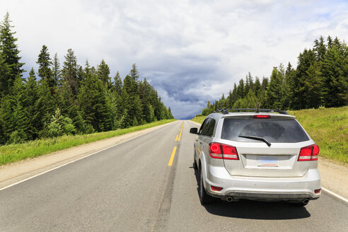 Kanada, British Columbia, Rocky Mountains, Auto auf der Straße durch den Mount Robson Provincial Park - FO005627