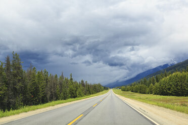 Canada, British Columbia, Rocky Mountains, road through Mount Robson Provincial Park - FOF005626