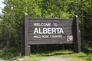 Canada, Alberta, Rocky Mountains, welcome sign of Wild Rose Country - FOF005624