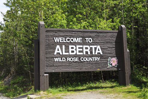 Kanada, Alberta, Rocky Mountains, Willkommensschild von Wild Rose Country - FOF005624