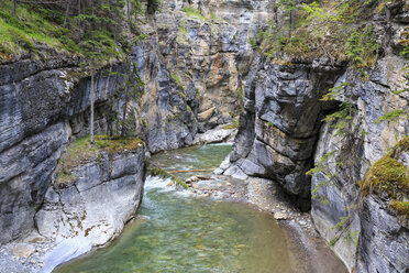 Kanada, Alberta, Rocky Mountains, Jasper National Park, Blick auf Maligne Canyon und Maligne River - FOF005621