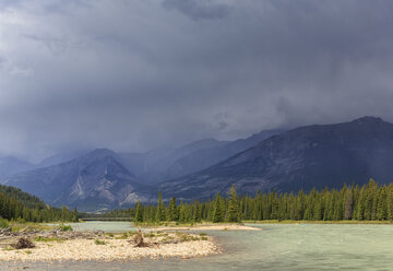 Canada, Alberta, Jasper National Park, Athabasca River in front of Rocky Mountains - FOF005610